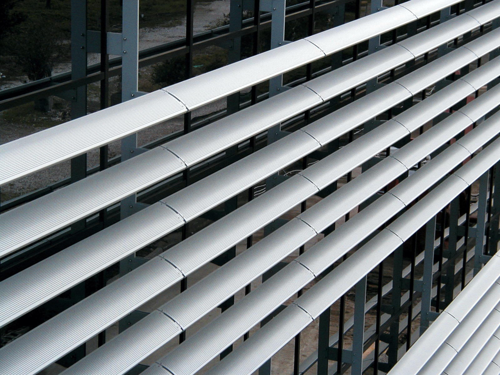 Projelerinize uygun alüminyum kapı ve pencere sistemlerini tasarlıyor ve uyguluyor...