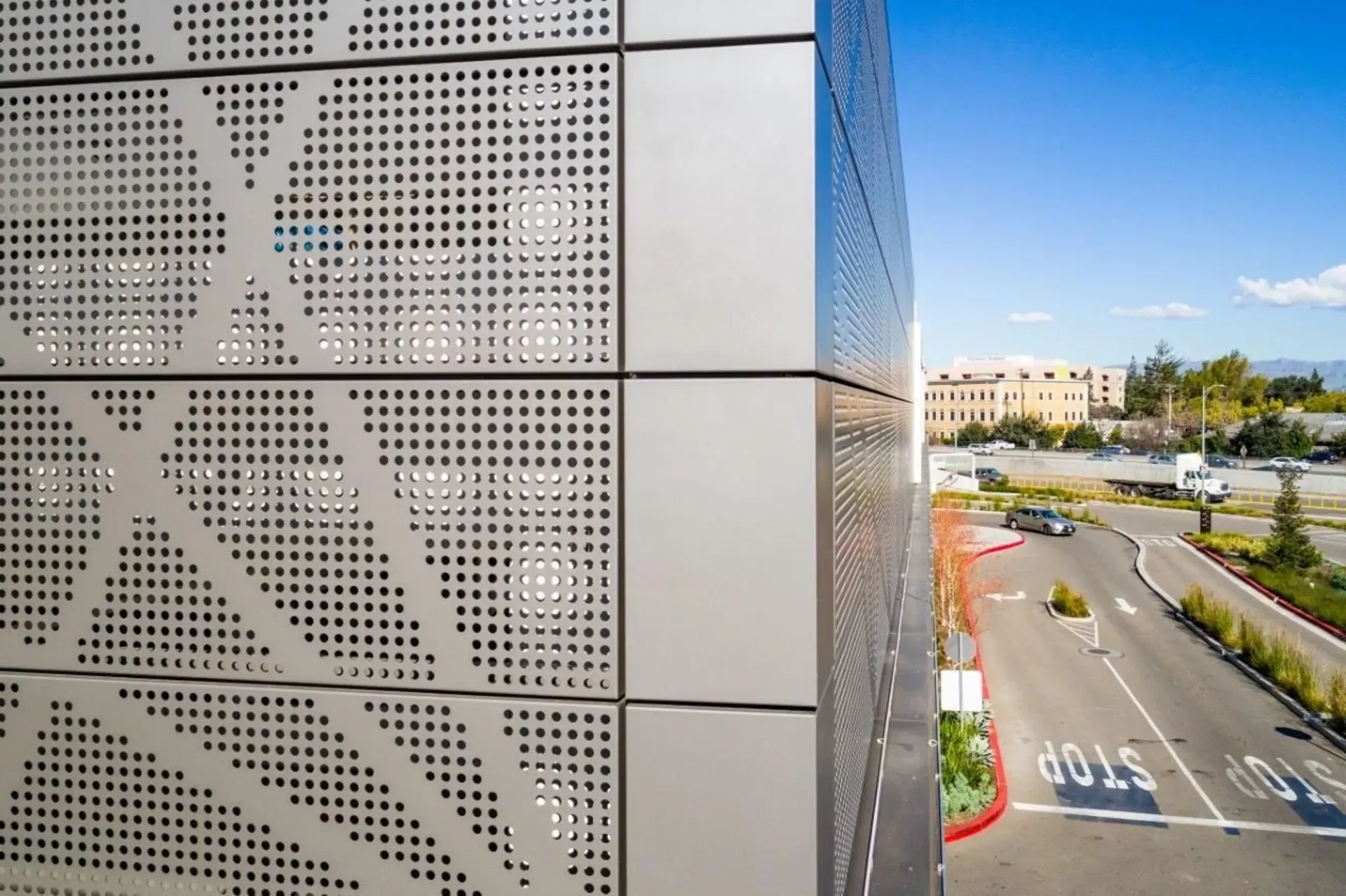 Güneş kırıcı sistemler ile yapıların cephelerinde hem estetik hem de fonksiyonel ç...